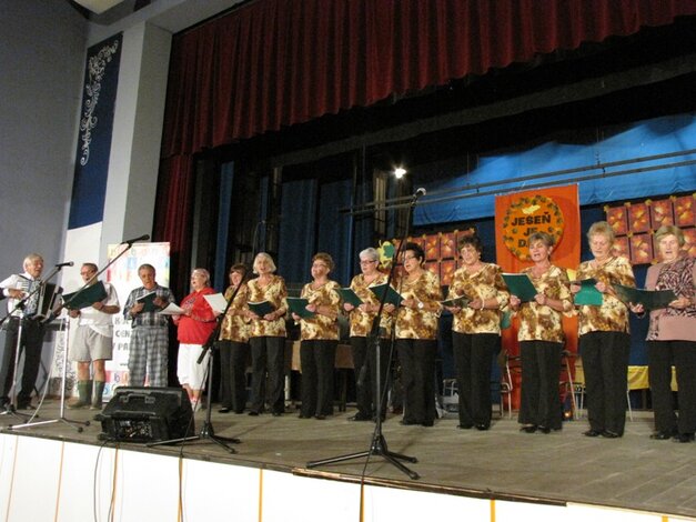"Škola v Kocúrkove" - vystúpenie klubu dôchodcov z Chynorian